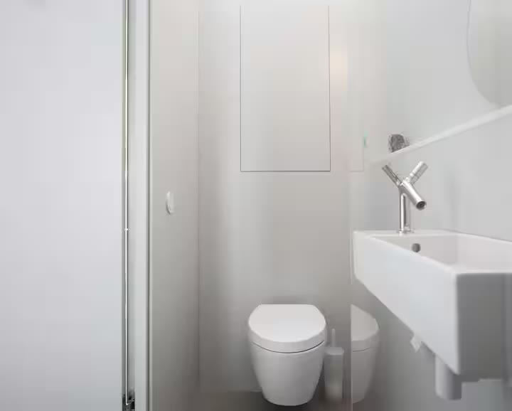 Badkamer met douche en toilet