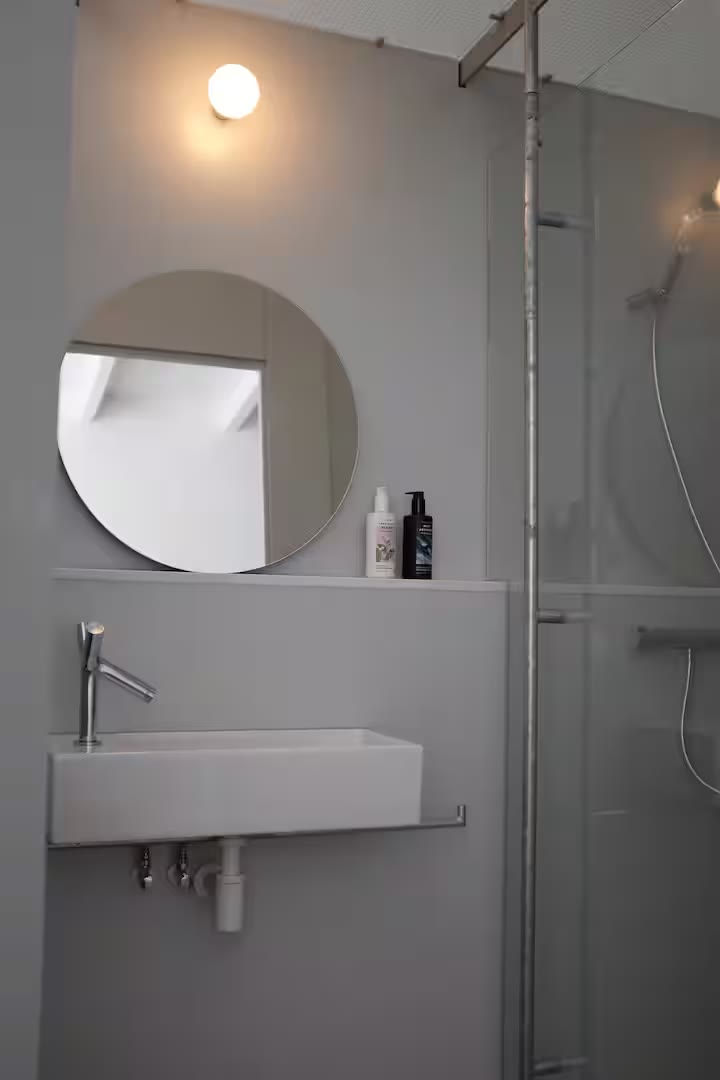 Badkamer met ronde spiegel