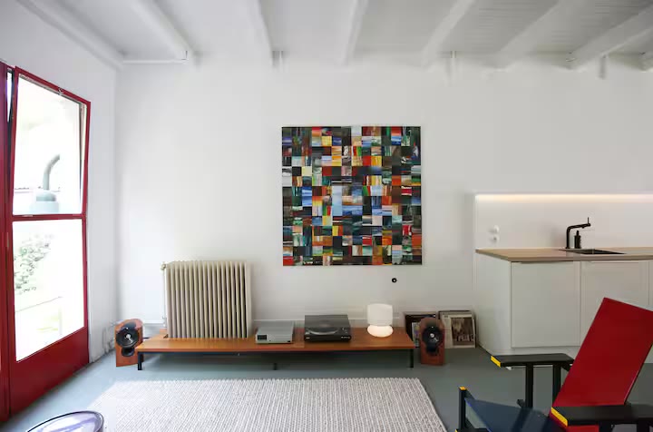 Openslaande deuren met Frans balkon en kunst aan de wand
