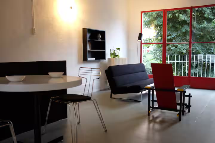 Eettafel in het midden van de studio