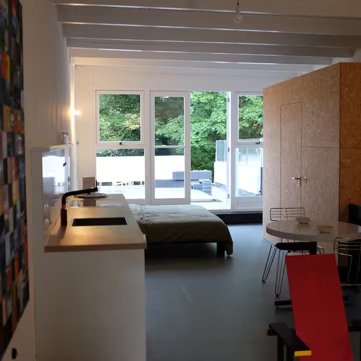 Slaapgedeelte met deuren naar het terras
