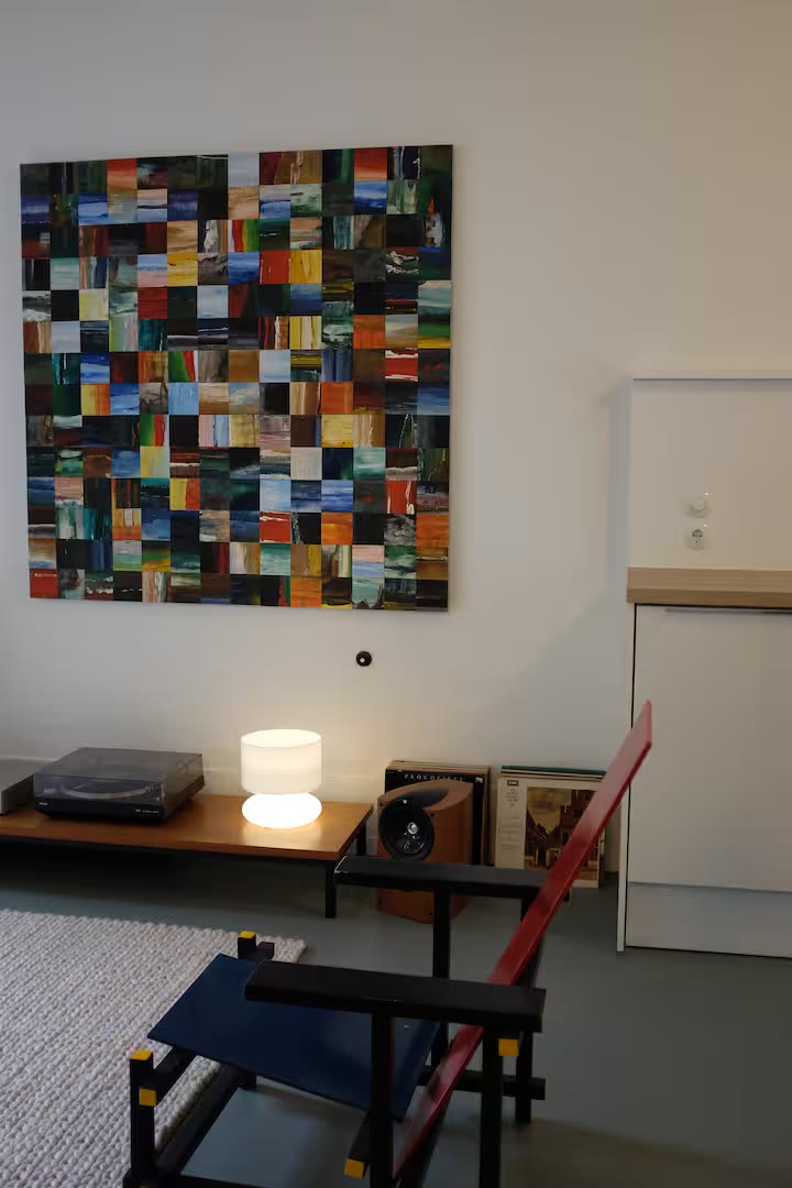 Kleurrijk kunstwerk en de bekende Rietveld stoel (replica uiteraard)