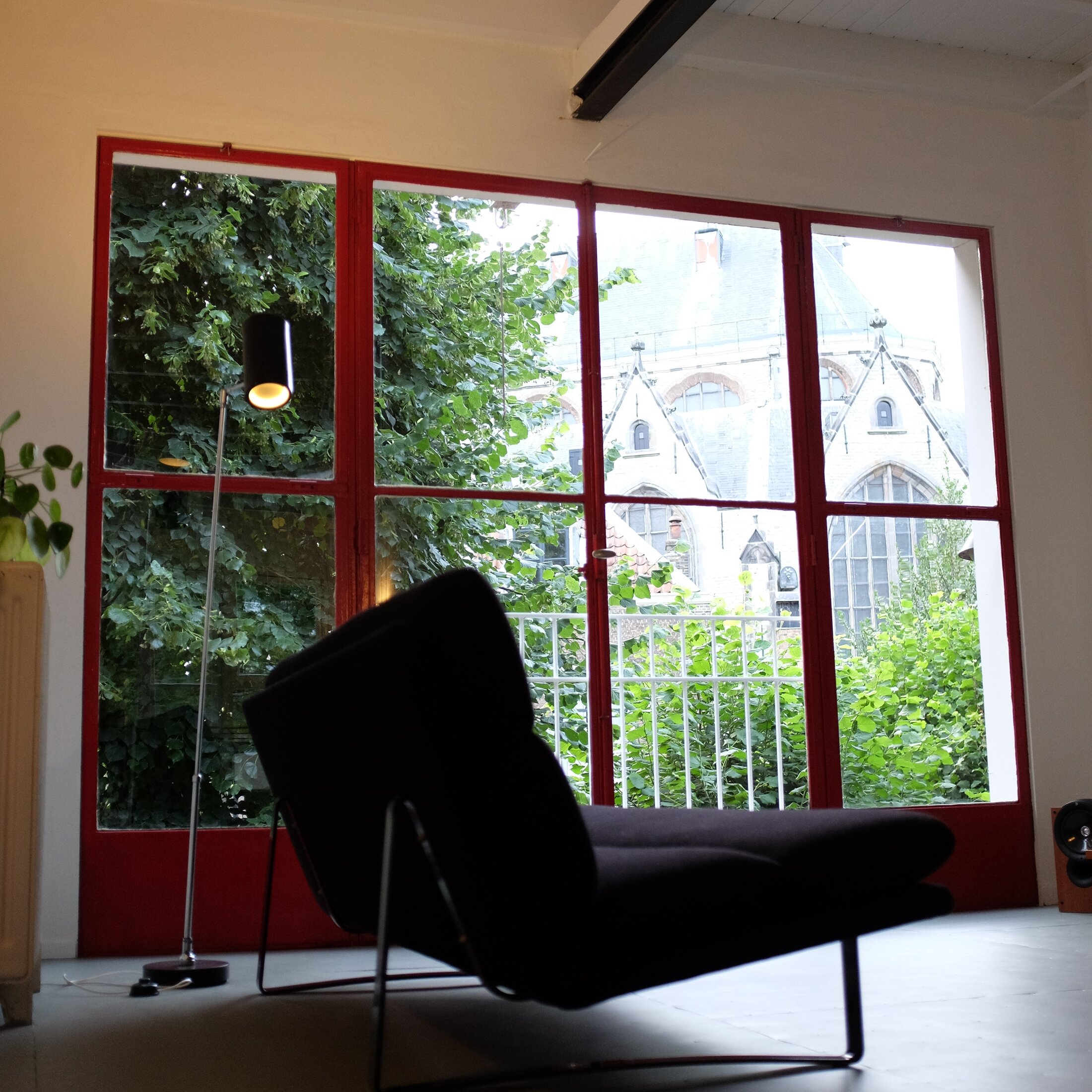 Het stalen kozijn met Frans balkon en de Artifort bank in Studio 22