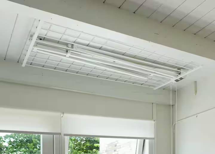 Optrekbaar droogrek aan het plafond