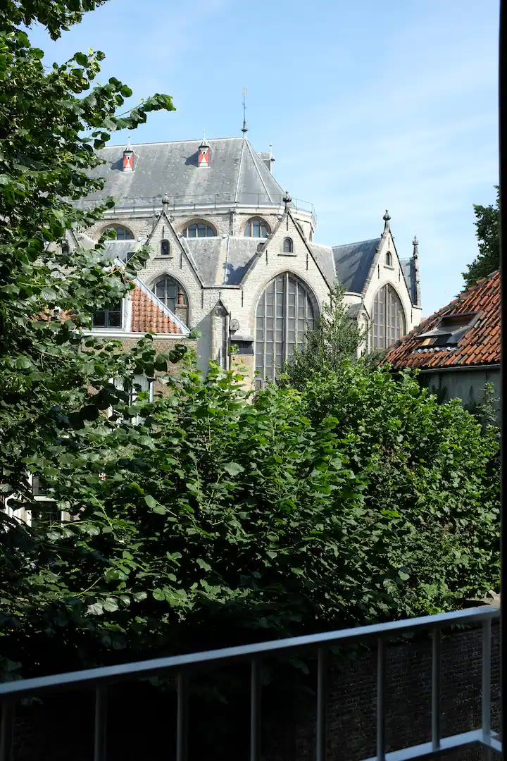 Uitzicht op de Sint-Janskerk vanaf het dakterras van Studio 22
