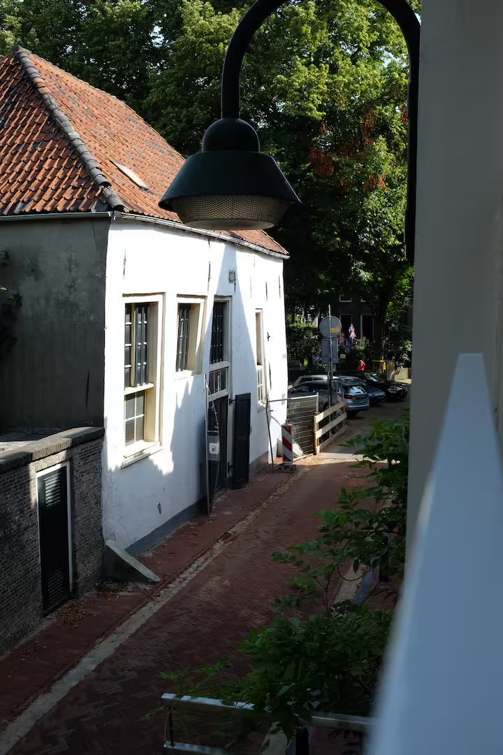 Straatbeeld bij de studio