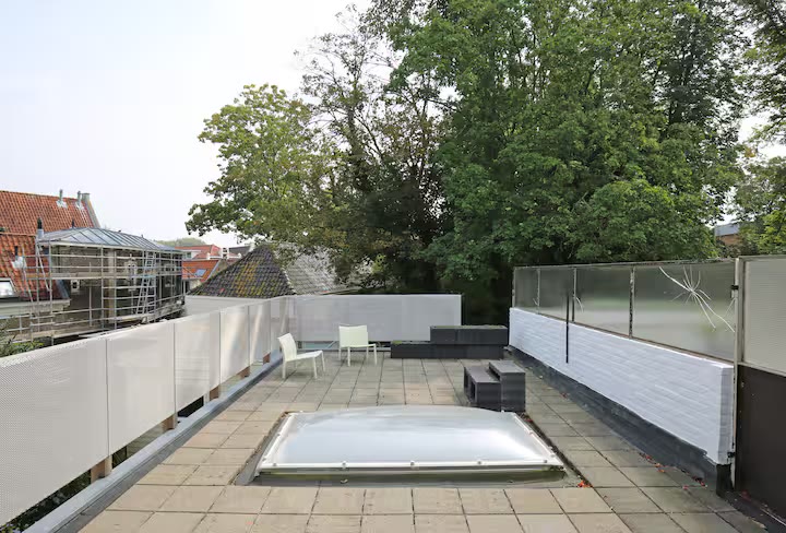 Dakterras met uitzicht op de bomen